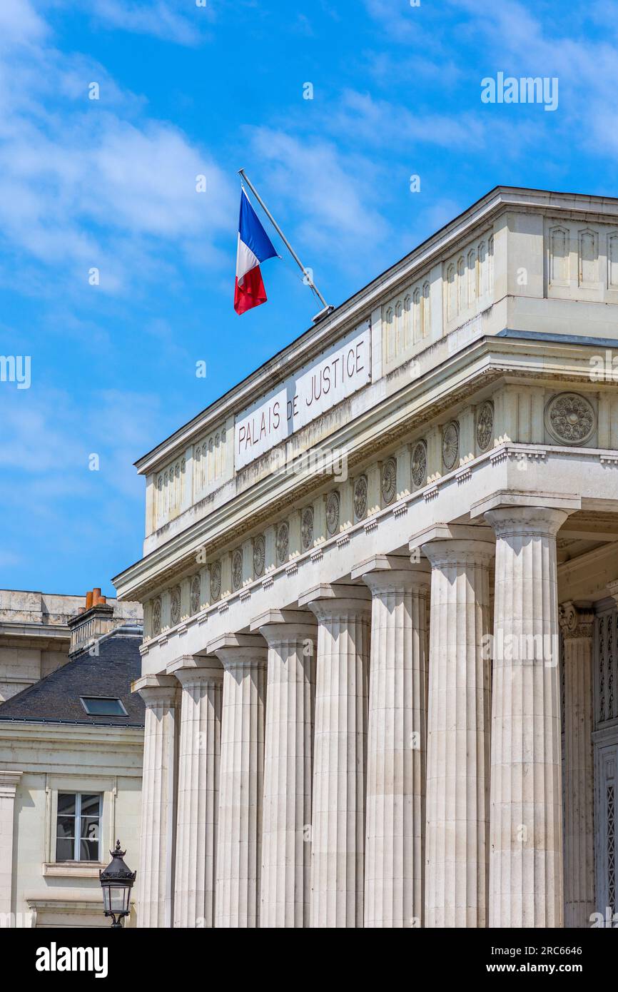Französische Dreifarbflagge, die über dem Palais de Justice Law Court - Tours, Indre-et-Loire (37), Frankreich fliegt. Stockfoto