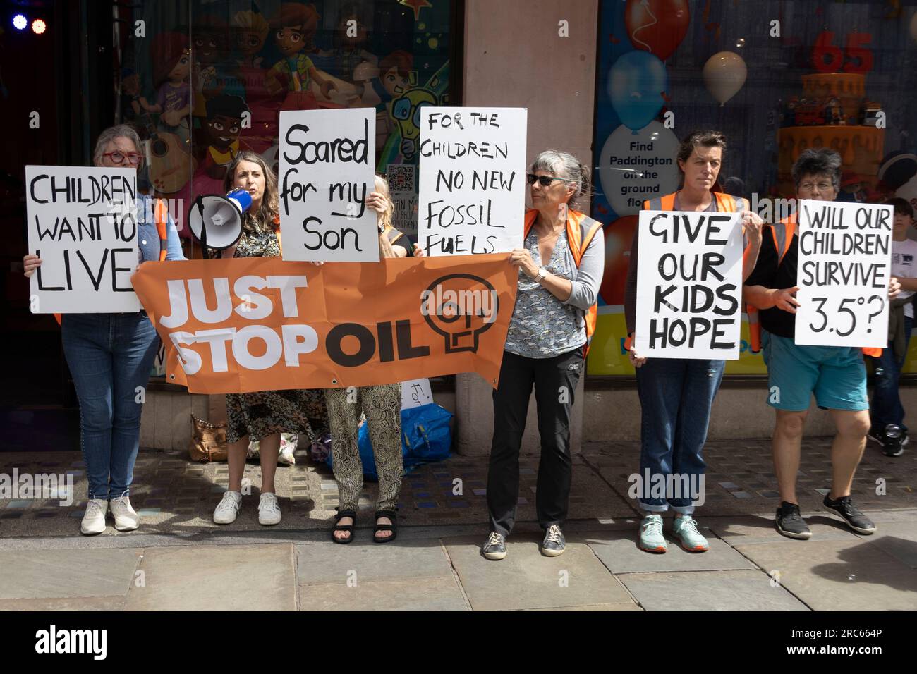 London, Großbritannien. 12. Juli 2023. Stop Oil Aktivisten im Zentrum von London Credit: Sinai Noor/Alamy Live News Stockfoto