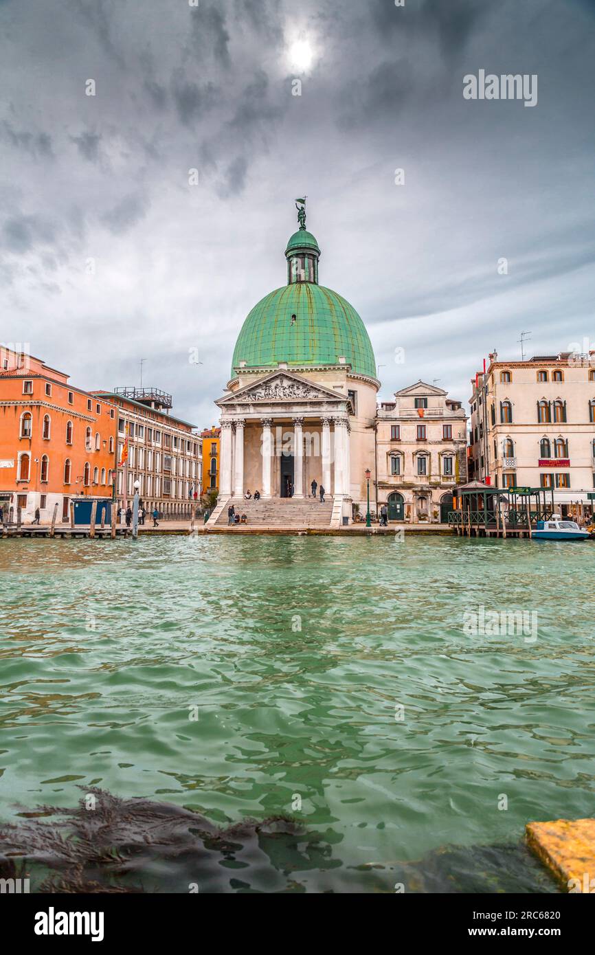 Venedig, Italien - 2. April 2022: San Simeone Piccolo, auch San Simeone e Giuda genannt, ist eine Kirche im Sestiere von Santa Croce in Venedig, Veneto, Ital Stockfoto