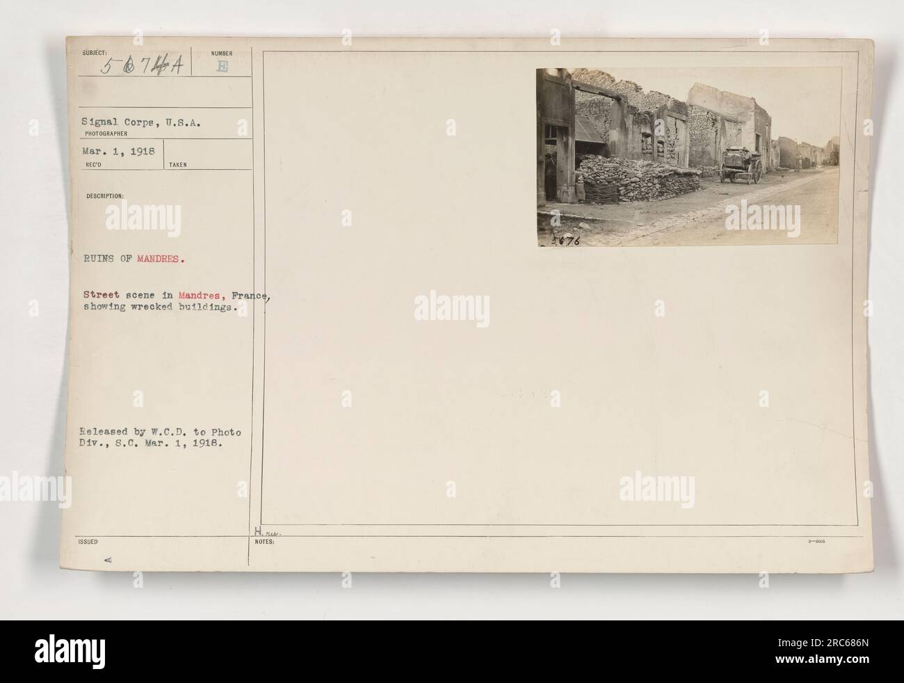 Dieses Bild zeigt eine Straßenszene in Mandres, Frankreich während des Ersten Weltkriegs. Die Gebäude rund um die Straße sind in einem Zustand von Ruin und Zerstörung zu sehen. Das Foto wurde am 1. März 1918 aufgenommen und von W.C.D. an Photo Div., S.C. herausgegeben. Es gibt 130 Noten und 21 H.sk. Stockfoto