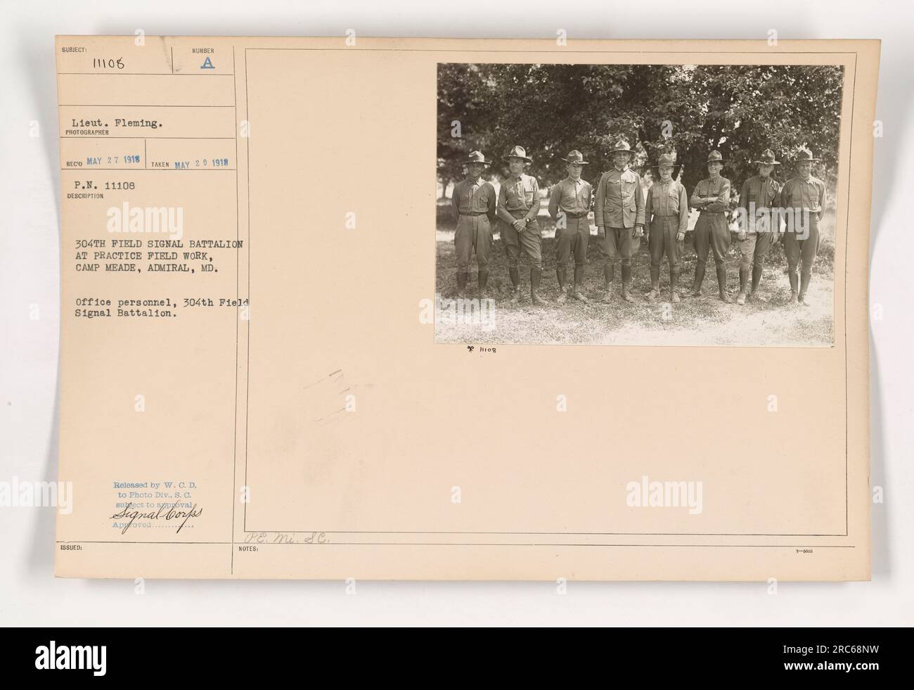 Leutnant Fleming, vom 304. Feldsignalbataillon, am 20. Mai 1918 fotografiert, in Camp Meade in Admiral, Maryland. Das Bild zeigt das Büropersonal des Bataillons während der Praxisarbeit. Dieses Foto wurde unter Der Nummer A-11108 herausgegeben und vom W.C.D. an die Fotoabteilung 8 des C. Signal Corps herausgegeben. Stockfoto