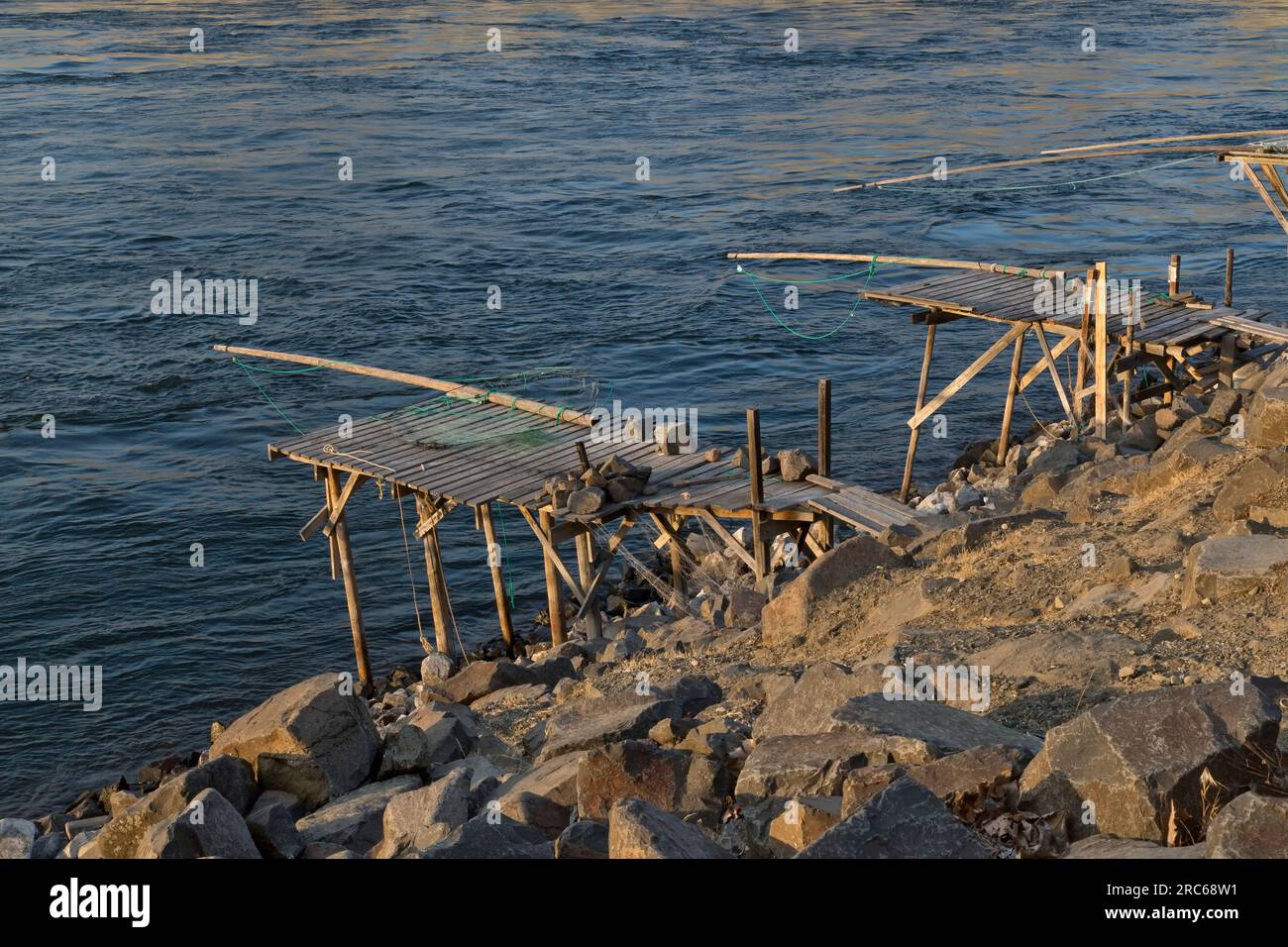 Einheimische Stammesfischerplattformen, amerikanische Ureinwohner, Tauchnetze, Angelmasten, in der Nähe von Rufus, Oregon. Stockfoto