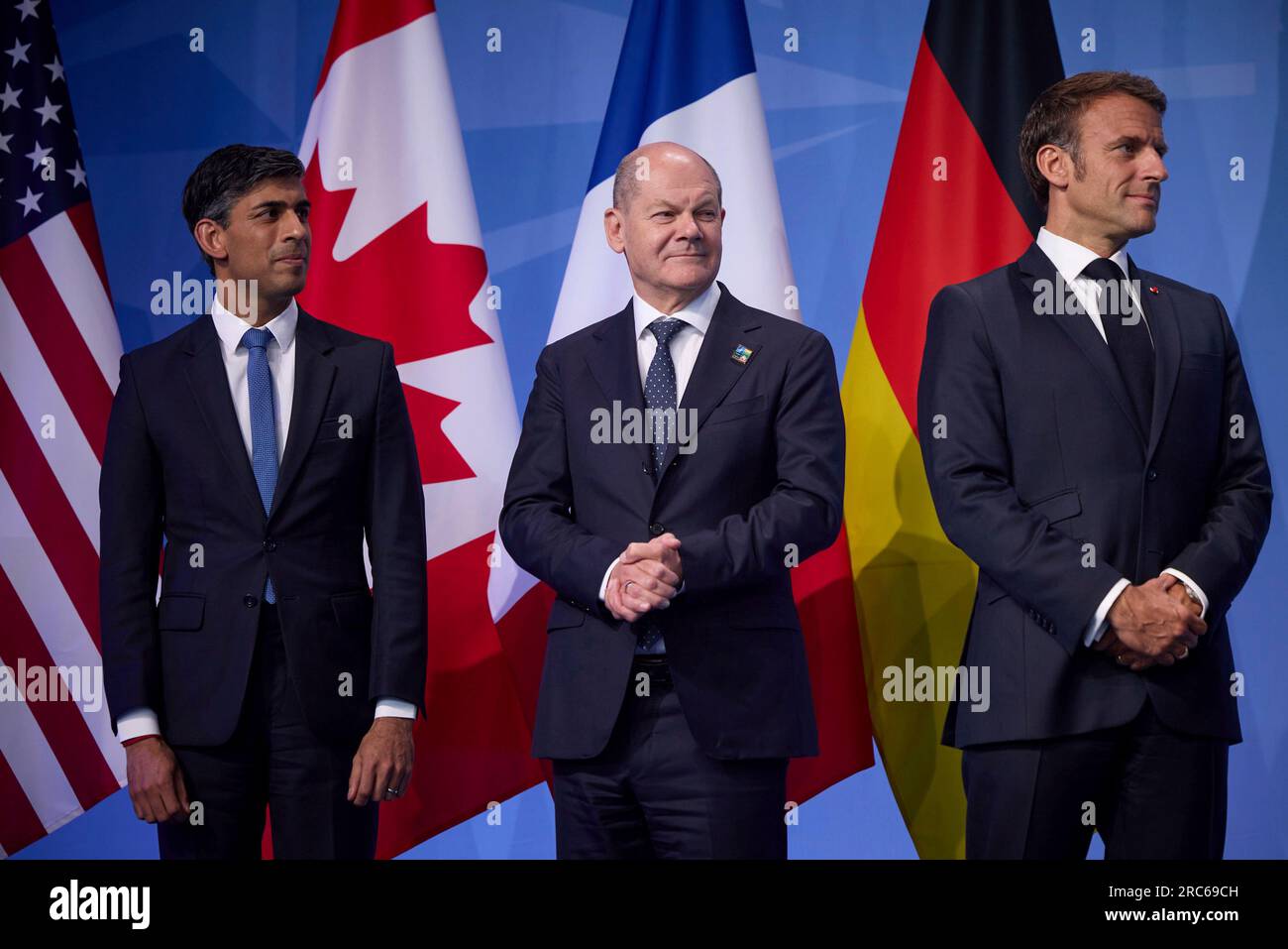 Vilnius, Litauen. 12. Juli 2023. Der britische Premierminister Rishi Sunak, die Linke, der deutsche Kanzler Olaf Schotz, Center, und der französische Präsident Emmanuel Macron treten zusammen, während die Staats- und Regierungschefs der G7 während des NATO-Gipfels im litauischen Ausstellungs- und Kongresszentrum am 12. Juli 2023 in Vilnius, Litauen, eine gemeinsame Unterstützungserklärung für die Ukraine verkünden. Kredit: Ukrainischer Ratsvorsitz/Ukrainischer Ratsvorsitz/Alamy Live News Stockfoto