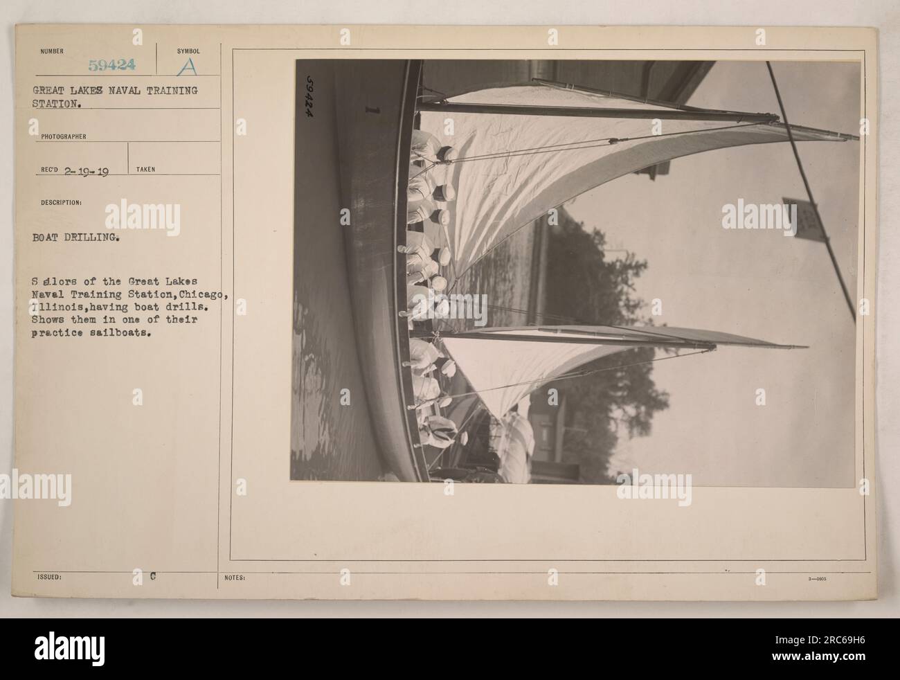 Soldaten der Great Lakes Naval Training Station in Chicago, Illinois, die an Bootsübungen teilnehmen. Das Bild zeigt Soldaten, die ihre Fähigkeiten in einem ihrer Segelboote üben. Das Foto wurde am 19. Februar 1919 mit der zugewiesenen Beschreibung „Boat Drilling“ aufgenommen. Das Bild ist in der Sammlung mit „59424“ nummeriert. Stockfoto