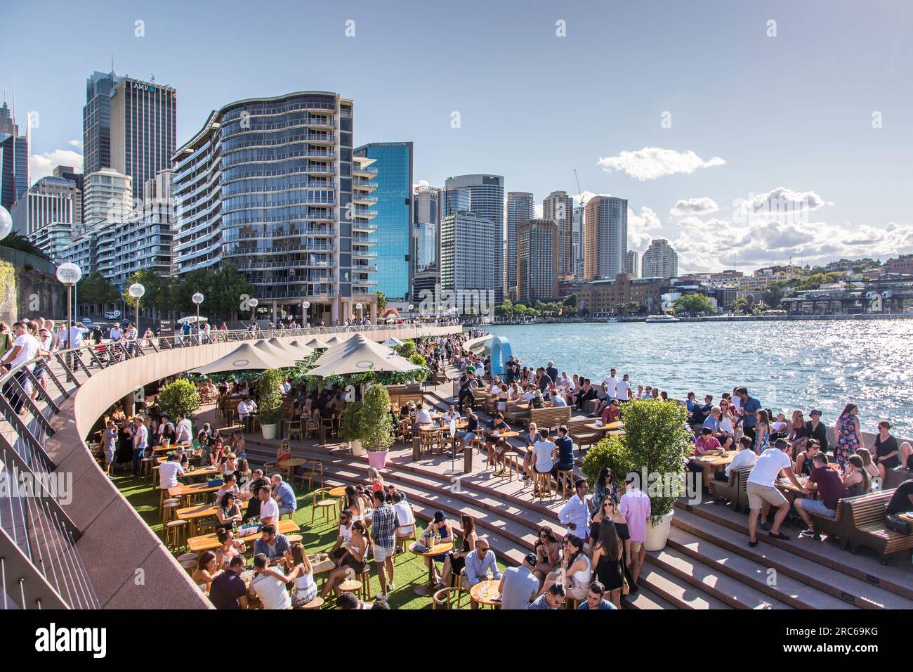Einheimische, die Happy Hour im Hafen von Sydney haben Stockfoto
