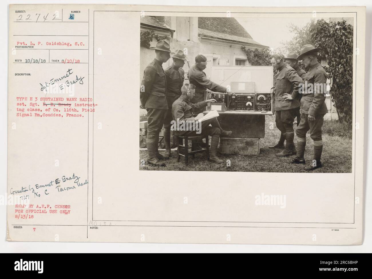 Soldier Pvt. L. P. Goldshlag wird mit einem Langwellen-Funkgerät namens TYP E 3 fotografiert. Sgt. B. Bredy wird gezeigt, wie er eine Klasse des 116.-Feldsignals en in Couddes, Frankreich, anweist. Das Foto wurde am 10. August 1918 aufgenommen und am 18. Oktober 1918 erhalten. Stockfoto