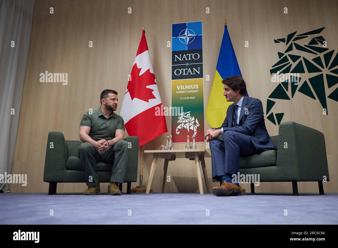 Vilnius, Litauen. 12. Juli 2023. Der ukrainische Präsident Volodymyr Zelenskyy, links, hört dem kanadischen Premierminister Justin Trudeau, rechts, während eines bilateralen Treffens am Rande des NATO-Gipfels im litauischen Ausstellungs- und Kongresszentrum am 12. Juli 2023 in Vilnius, Litauen, zu. Kredit: Ukrainischer Ratsvorsitz/Ukrainischer Ratsvorsitz/Alamy Live News Stockfoto