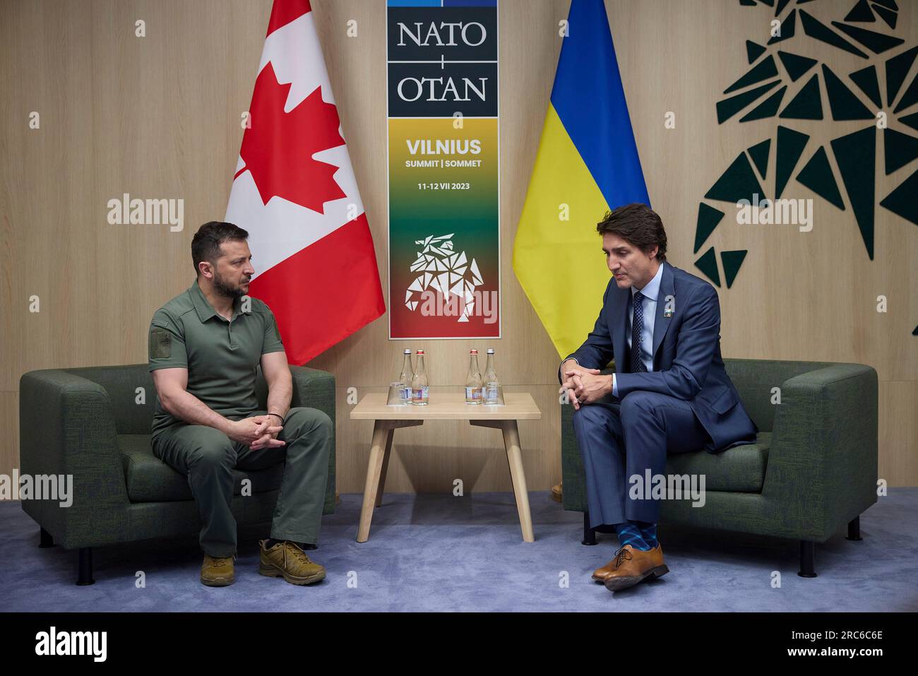 Vilnius, Litauen. 12. Juli 2023. Der ukrainische Präsident Volodymyr Zelenskyy, links, hört dem kanadischen Premierminister Justin Trudeau, rechts, während eines bilateralen Treffens am Rande des NATO-Gipfels im litauischen Ausstellungs- und Kongresszentrum am 12. Juli 2023 in Vilnius, Litauen, zu. Kredit: Ukrainischer Ratsvorsitz/Ukrainischer Ratsvorsitz/Alamy Live News Stockfoto