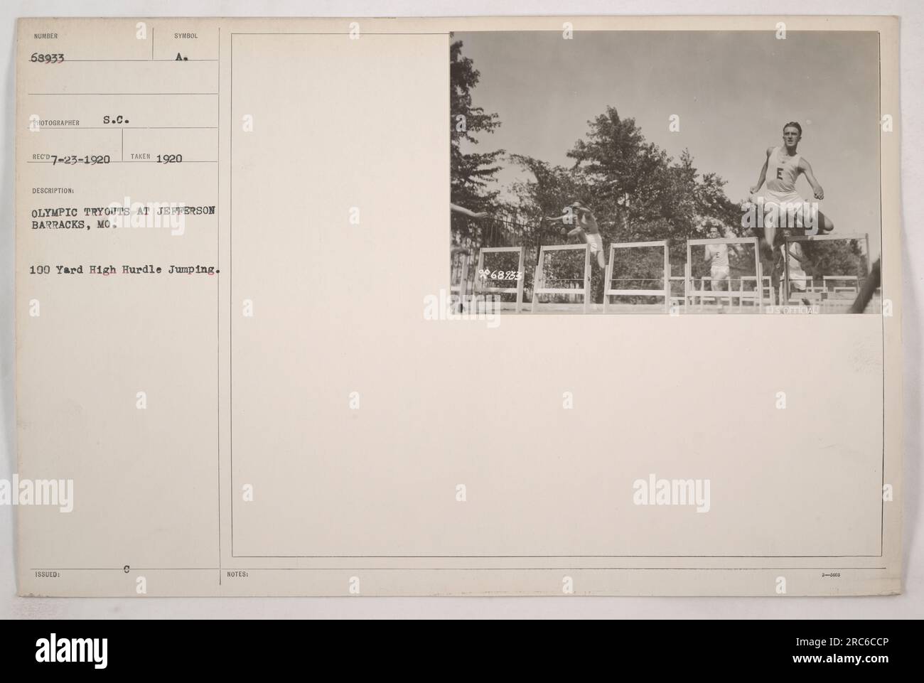 Amerikanisches Militär, das 1920 an Olympiatests in Jefferson Barracks, Missouri teilnahm. Das auf dem Foto festgestellte Ereignis ist der 100 Meter hohe Hürdensprung. Das Bild ist mit dem Code „S.C. SYMBOL AUSGESTELLT: A' und katalogisiert als 'SUMBER 68933 FOTOGRAF RECO7-23-1920'. Stockfoto