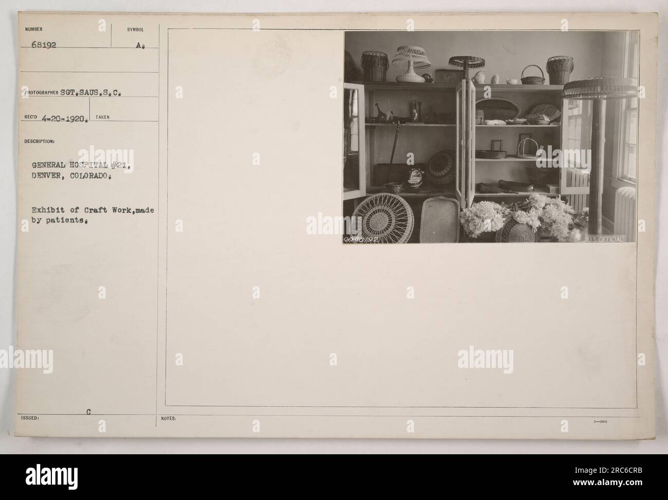 'Ausstellung von Handwerksarbeiten von Patienten im General Hospital #21 in Denver, Colorado. Dieses Foto wurde am 20. April 1920 aufgenommen und zeigt die kreativen Talente der Patienten. Es wurde von dem Fotografen SOT, SAUS.S.C. aufgenommen In den offiziellen Notizen ist das Handwerk als Symbol des Krankenhauses angegeben und trägt die Wing TS-Referenznummer 9808191." Stockfoto
