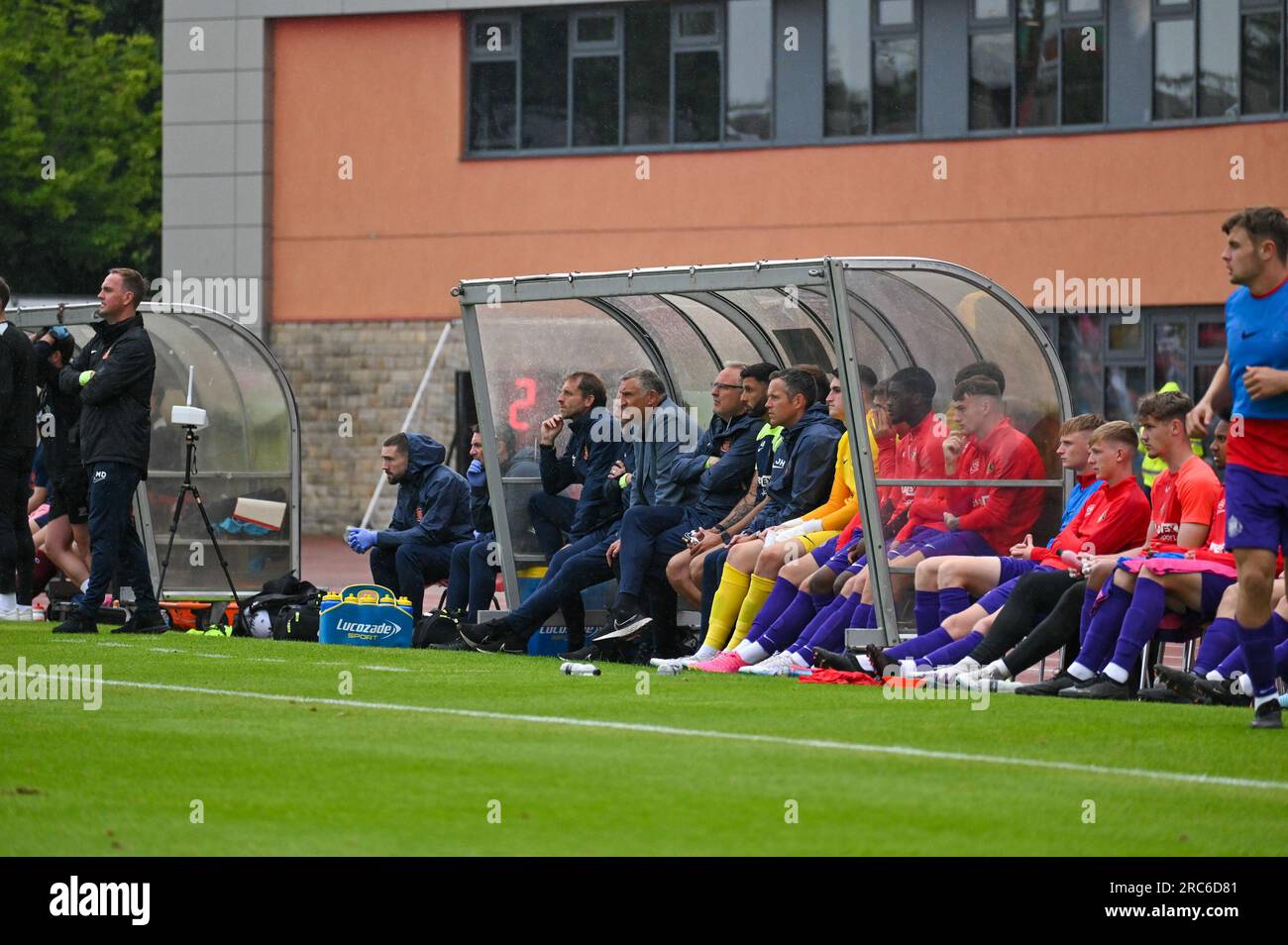 Die Sunderland AFC Bank mit dem Manager Tony Mowbray zeigt sich in der Vorsaison als Freund gegen Gateshead. Stockfoto