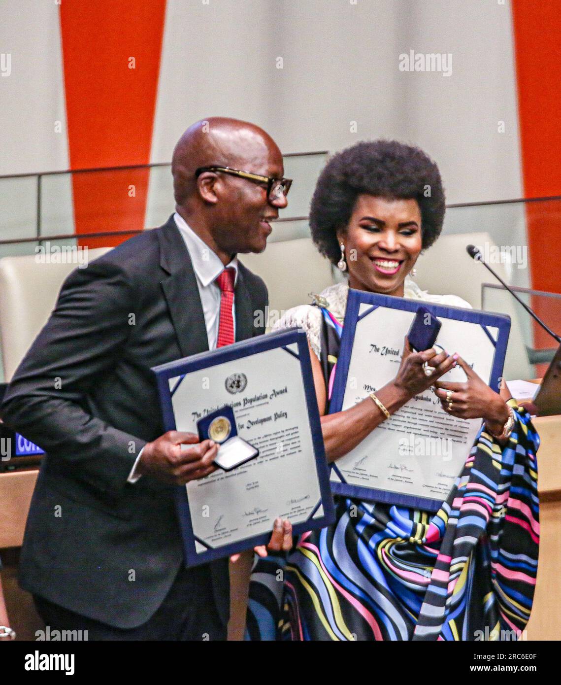 New York, New York, USA. 12. Juli 2023. Frau ANGELINE NDAYISHIMIYE, First Lady von Burundi, ELIYA M. ZULU, Exekutivdirektor und Gründer des Afrikanischen Instituts für Entwicklungspolitik (AFIDEP) sind nach Erhalt des UN-Bevölkerungspreises 2023 bei Gästen, Familien und UN-Vertretern vertreten.die Auszeichnung wird jährlich an eine Person und eine Institution als Anerkennung für herausragende Beiträge zur Bevölkerung, zur Entwicklung und zur reproduktiven Gesundheit vergeben. (Kreditbild: © Bianca Otero/ZUMA Press Wire) NUR REDAKTIONELLE VERWENDUNG! Nicht für den kommerziellen GEBRAUCH! Stockfoto