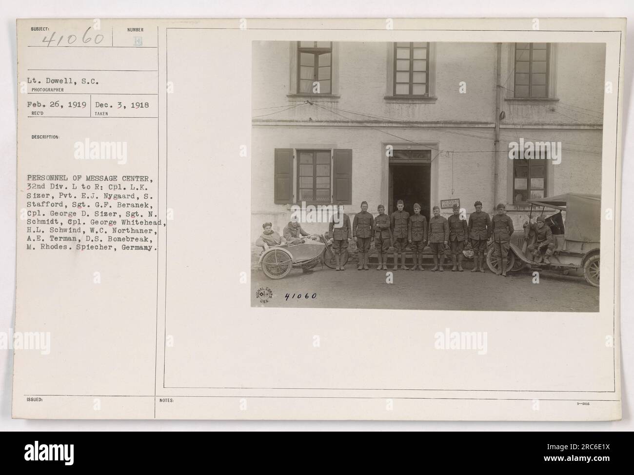 Amerikanisches Militär des Nachrichtenzentrums, 32. Division, in Spiecher, Deutschland. Das Foto wurde von LT. Dowell am 26. Februar 1919 aufgenommen. Das Personal auf dem Foto, von links nach rechts, ist CPL. L.K. Sizer, Pvt. E.J. Nygaard, S. Stafford, Sergeant G.F. Beranek, CPL. George D. Sizer, Sgt. N. Schmidt, CPL. George Whitehead, H.L. Schwind, W.C. Northaner, A.E. Terman, D.S. Bonebreak, M. Rhodes. Das Foto wurde mit der Nummer 41060 ausgestellt. Stockfoto