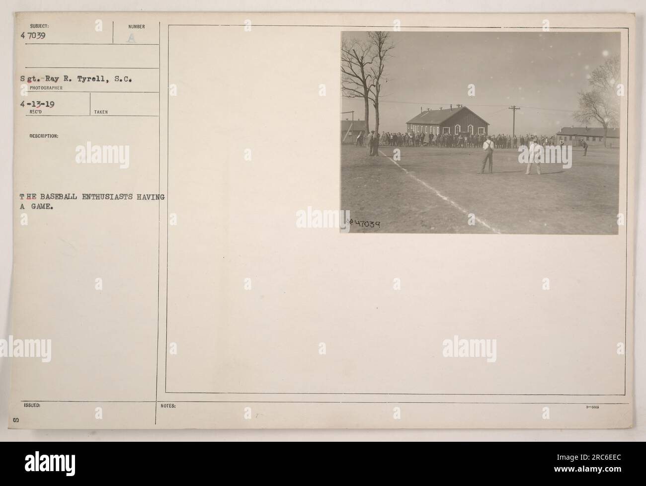 Amerikanische Soldaten genießen während des Ersten Weltkriegs ein Baseballspiel. Auf dem Foto, das am 13. April 1919 aufgenommen wurde, sehen Sie Sergeant Ray R. Tyrell, S.C., zusammen mit seinen anderen Soldaten, die inmitten ihrer militärischen Pflichten eine Freizeitaktivität ausüben. Das Bild zeigt die Liebe der Soldaten zum nationalen Zeitvertreib. Stockfoto