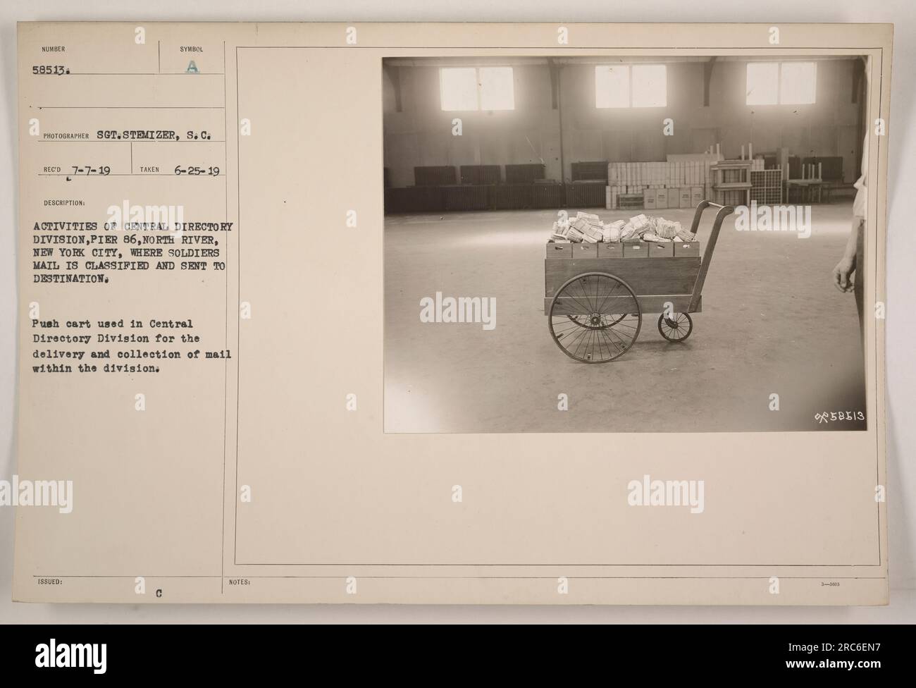 Die Post der Soldaten ist geheim und wird an Ziele in Central Directory Division, Pier 86, North River, New York City gesendet. Für die Zustellung und Abholung von Post innerhalb der Abteilung wird ein Transportwagen verwendet. Foto aufgenommen am 25. Juni 1919, von dem Fotografen Sergeant Stemizer. Stockfoto