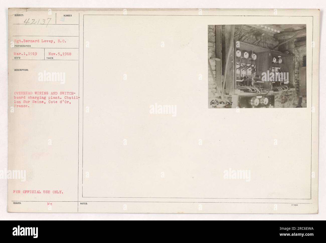 Sergeant Bernard Levey machte dieses Foto am 5. November 1918 in Chatillon Sur seine, Frankreich. Die Abbildung zeigt eine Reihe von Überkopfverkabelungen und eine Schalttafelladeanlage. Dieses Foto wurde am 1. März 1919 mit dem Vermerk „issued for Official use Only“ (nur zur offiziellen Verwendung ausgestellt) versehen. Stockfoto