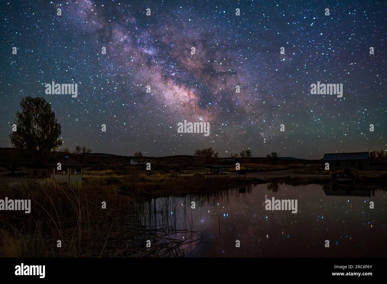 Milky Way im Virgin Valley mit heißen Quellen und Campingplatz im nordwestlichen Sheldon National Wildlife Refuge von Nevada Stockfoto