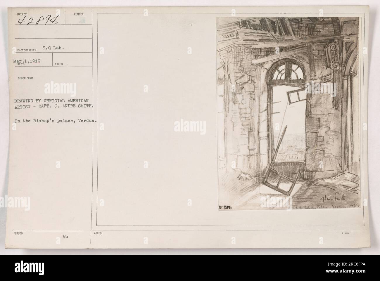 Amerikanische Soldaten stehen vor dem Bischofspalast in Verdun. Das Foto wurde am 1. März 1919 von einem offiziellen amerikanischen Künstler, Captain J. Andre Smith, aufgenommen. Die Soldaten posieren neben einer Zeichnung, die vor dem Palast hing. Das Bild zeigt eine starke Polizeipräsenz in Verdun. Stockfoto