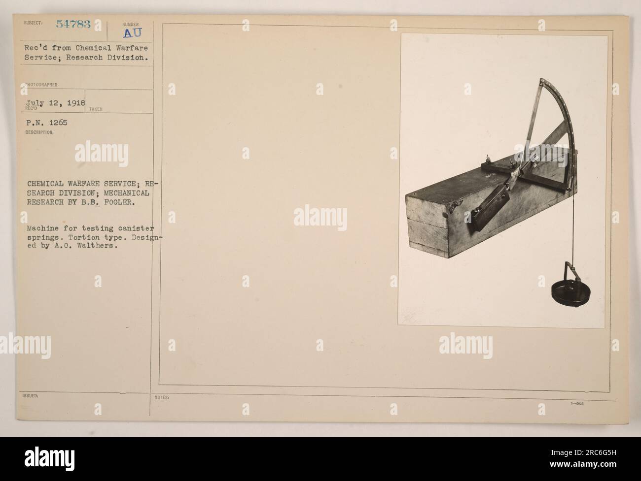 Die Chemical Warfare Service Research Division entwickelte eine Maschine zum Testen von Kanisterfedern im Ersten Weltkrieg Die Maschine, entworfen von A. O. Walthers, verwendet einen Torsionsmechanismus. Dieses Foto wurde am 12. Juli 1918 aufgenommen und zeigt die Maschine in Aktion. Stockfoto