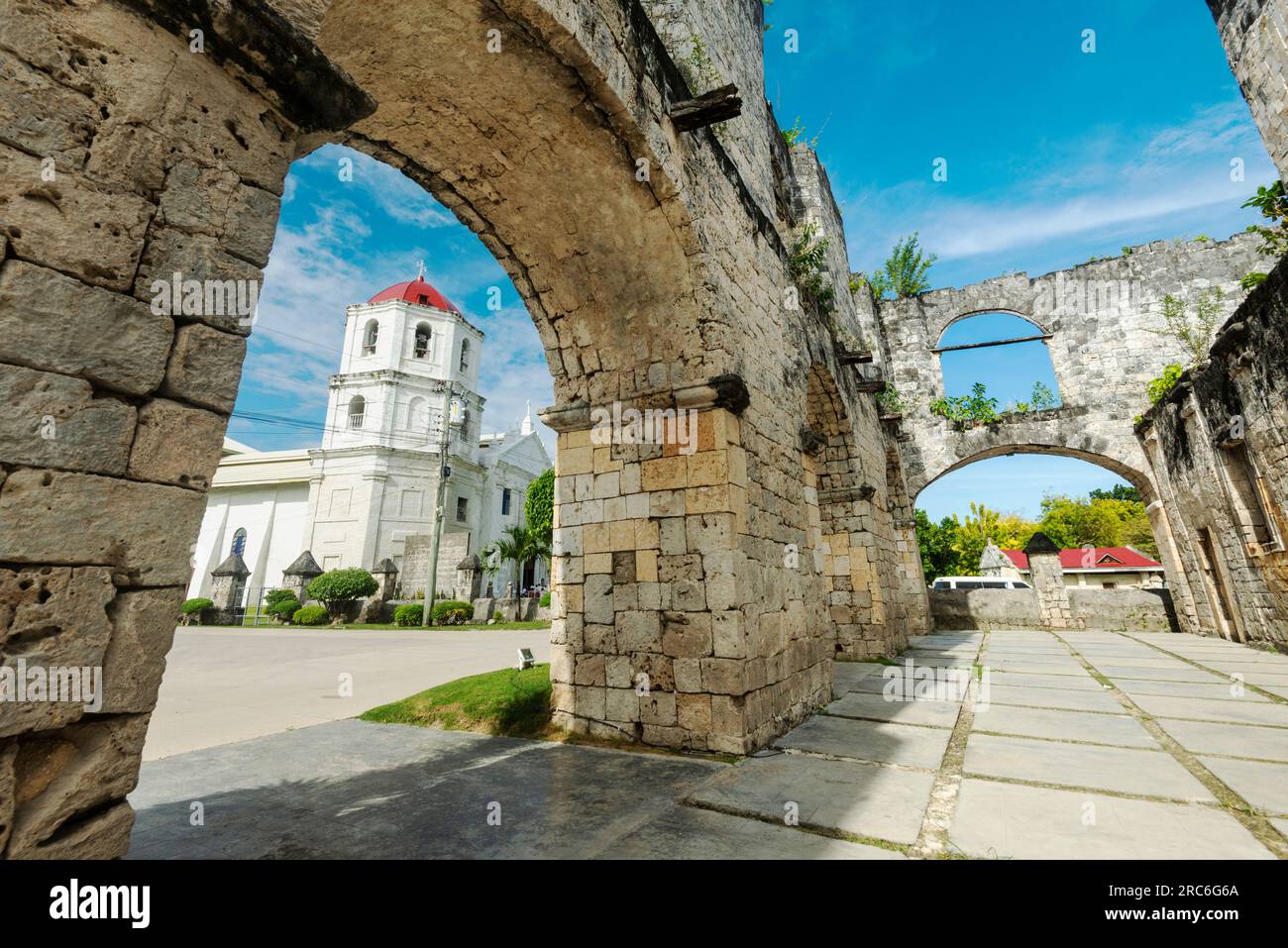 Relikte des spanischen Kolonialismus in Cebu, beide erbaut im 18. Jahrhundert aus Korallensteinen, die Ruinen für spanische Truppen, die hübsche Kirche noch aktiv, a ma Stockfoto