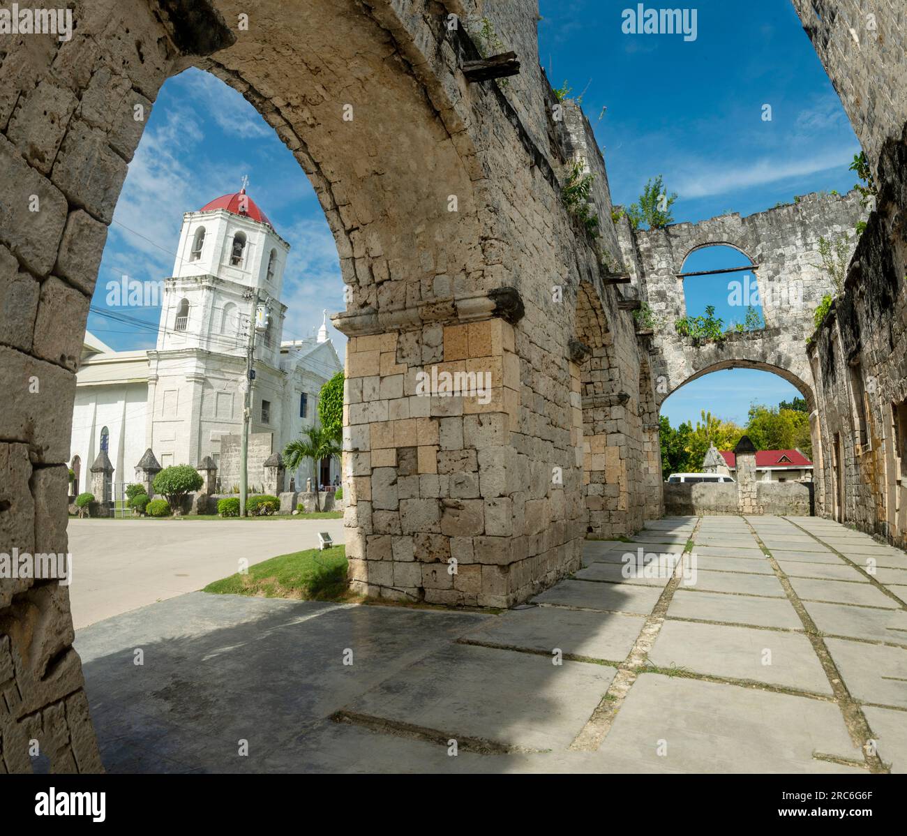 Relikte des spanischen Kolonialismus in Cebu, beide erbaut im 18. Jahrhundert aus Korallensteinen, die Ruinen für spanische Truppen, die hübsche Kirche noch aktiv, a ma Stockfoto