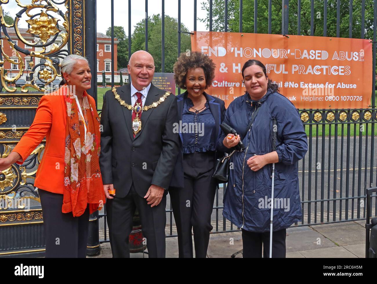 Cllr Steve Wright nimmt 20 Jahre nach dem Tod von Shafilea Ahmed in Warrington, Cheshire 2003, an der Eröffnung der Kampagne zur Beendigung ehrenbasierter Misshandlungen Teil Stockfoto