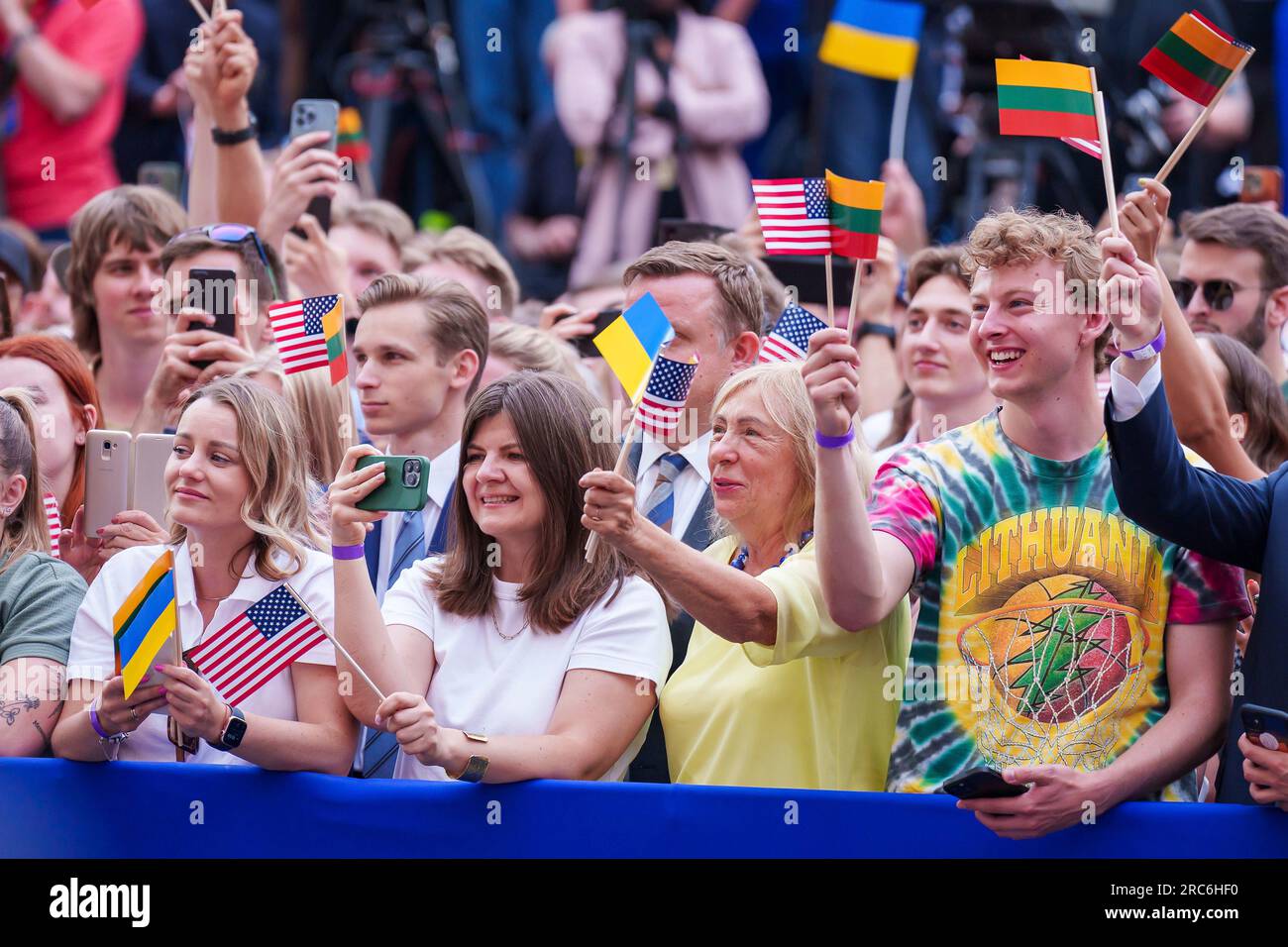 Vilnius, Litauen. 12. Juli 2023. Die Menschen winken Amerika und Litauen mit Flaggen, während sie beobachten, wie US-Präsident Joe Biden nach dem NATO-Gipfel am 12. Juli 2023 in Vilnius, Litauen, eine Rede an die litauischen und ukrainischen Nationen an der Universität Vilnius hält. Schätzungsweise 10.000 Menschen schwenkten litauische, amerikanische und ukrainische Flaggen und jubelten den Präsidenten an. Kredit: Adam Schultz/White House Photo/Alamy Live News Stockfoto