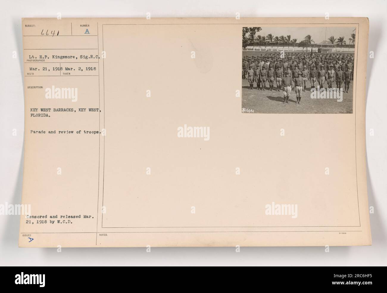 Soldaten marschieren in einer Parade und werden in Key West Barracks in Florida überprüft. Das Foto wurde von LT. H.P. gemacht Kingsmore vom Signal Reserve Corps am 2. März 1918. Es wurde zensiert und am 21. März 1918 veröffentlicht. BESCHREIBUNGSNUMMER: EINE BARACKE IN KEY WEST, FLORIDA. Anmerkung: BR664. Stockfoto