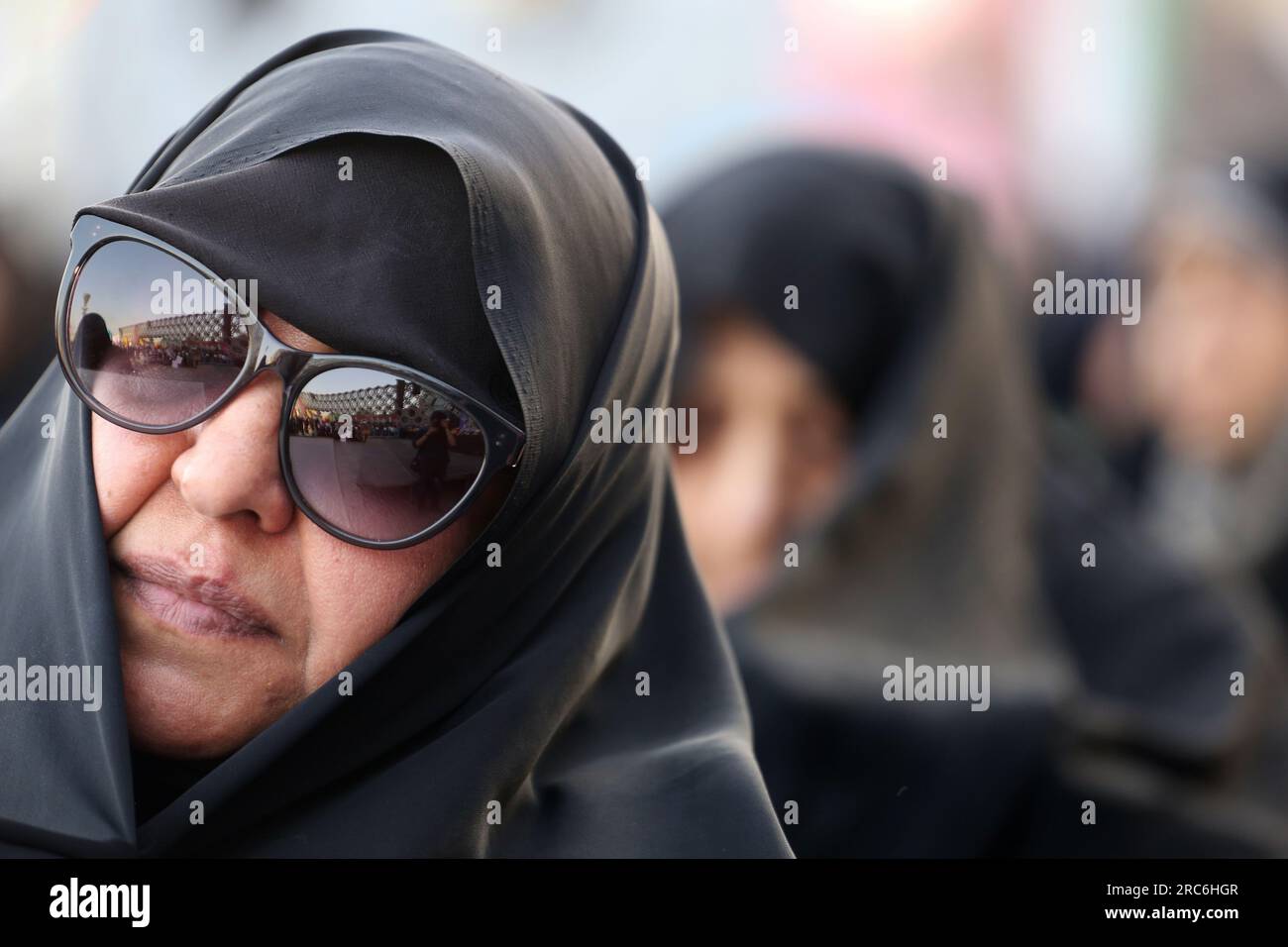 Teheran, Iran. 12. Juli 2023. Eine iranische verkleidete Frau in einem schwarzen Chador schaut bei einer Pro-Hijab-Kundgebung anlässlich des Hijab- und Keuschheitsfeiertags am Imam-Hossein-Platz in der Innenstadt von Teheran zu. Viele muslimische Frauen auf der ganzen Welt ziehen es vor, ihre Haare aus religiösen oder traditionellen Gründen zu bedecken, auch im Iran. Aber im Iran ist der Hijab seit fast einem Jahrhundert auch ein umstrittenes politisches Thema. (Kreditbild: © RouzbritFouladi/ZUMA Press Wire) NUR REDAKTIONELLE VERWENDUNG! Nicht für den kommerziellen GEBRAUCH! Stockfoto Teheran, Iran. 12. Juli 2023. Eine iranische verkleidete Frau in einem schwarzen Chador schaut bei einer Pro-Hijab-Kundgebung anlässlich des Hijab- und Keuschheitsfeiertags am Imam-Hossein-Platz in der Innenstadt von Teheran zu. Viele muslimische Frauen auf der ganzen Welt ziehen es vor, ihre Haare aus religiösen oder traditionellen Gründen zu bedecken, auch im Iran. Aber im Iran ist der Hijab seit fast einem Jahrhundert auch ein umstrittenes politisches Thema. (Kreditbild: © RouzbritFouladi/ZUMA Press Wire) NUR REDAKTIONELLE VERWENDUNG! Nicht für den kommerziellen GEBRAUCH! Stockfoto