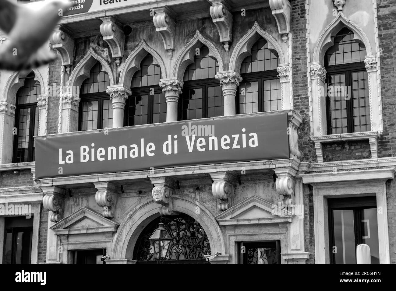 Venedig, Italien - 2. April 2022: Zeichen der jährlichen Biennale von Venedig in italienischer Sprache, an einer palazzo-Mauer aufgehängt. Stockfoto