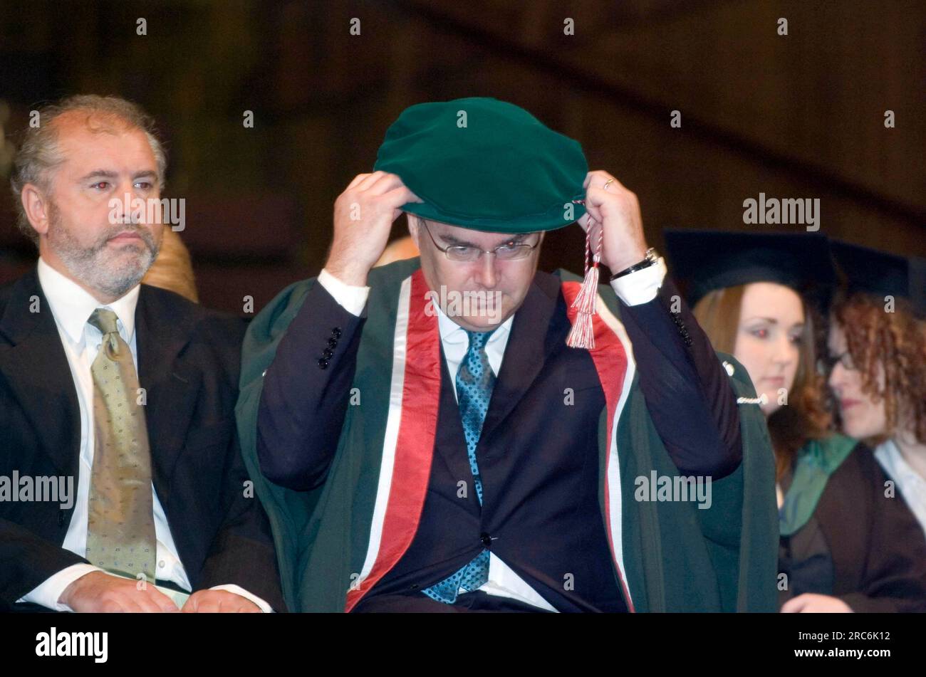 Der BBC-Newsreader Huw Edwards erhält heute während der jährlichen Abschlussfeier in der Brangwyn Hall in Swansea sein Ehrenstipendium für Journalistendienste. Stockfoto