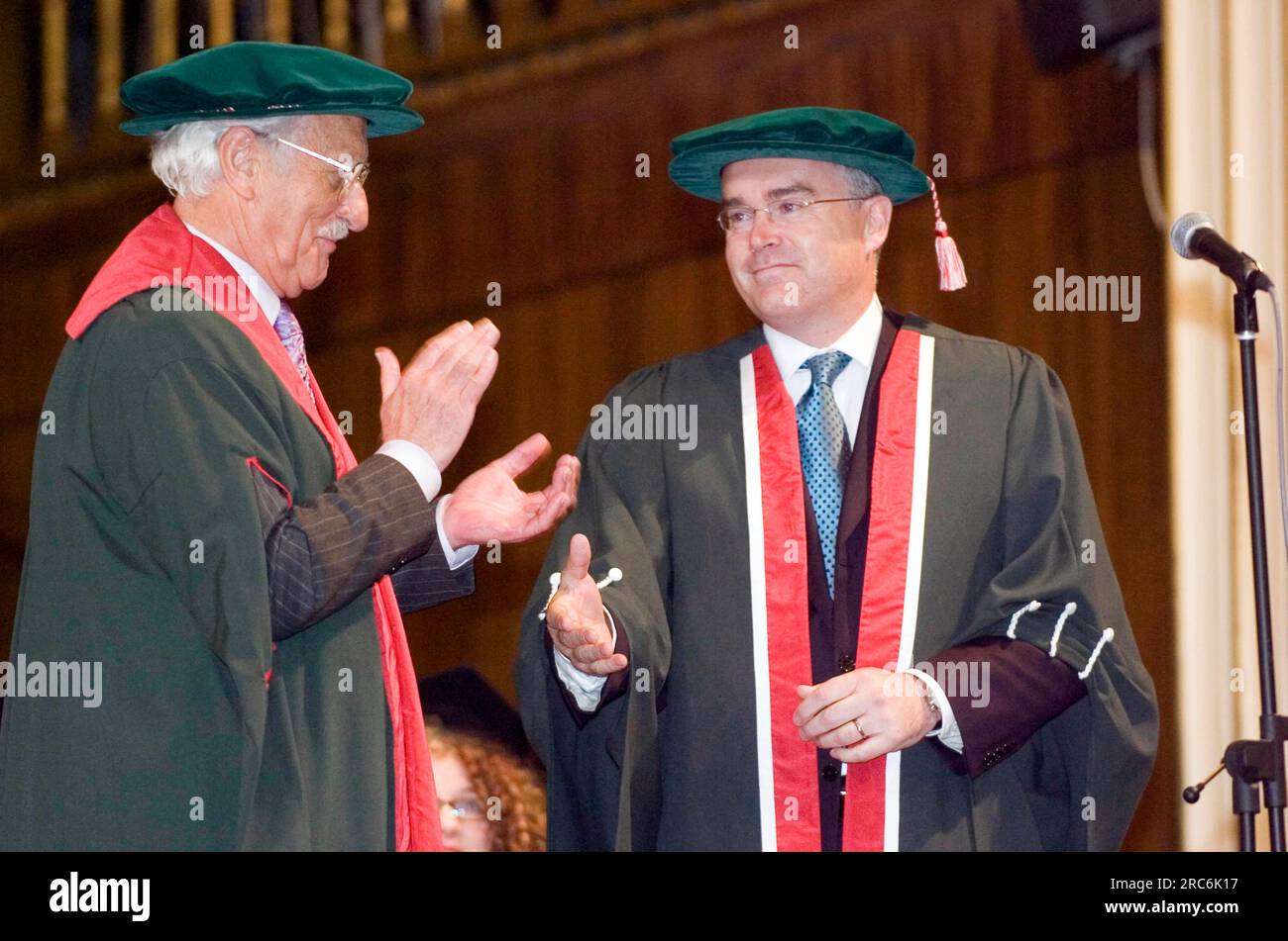 Der BBC-Newsreader Huw Edwards erhält heute während der jährlichen Abschlussfeier in der Brangwyn Hall in Swansea sein Ehrenstipendium für Journalistendienste. Stockfoto