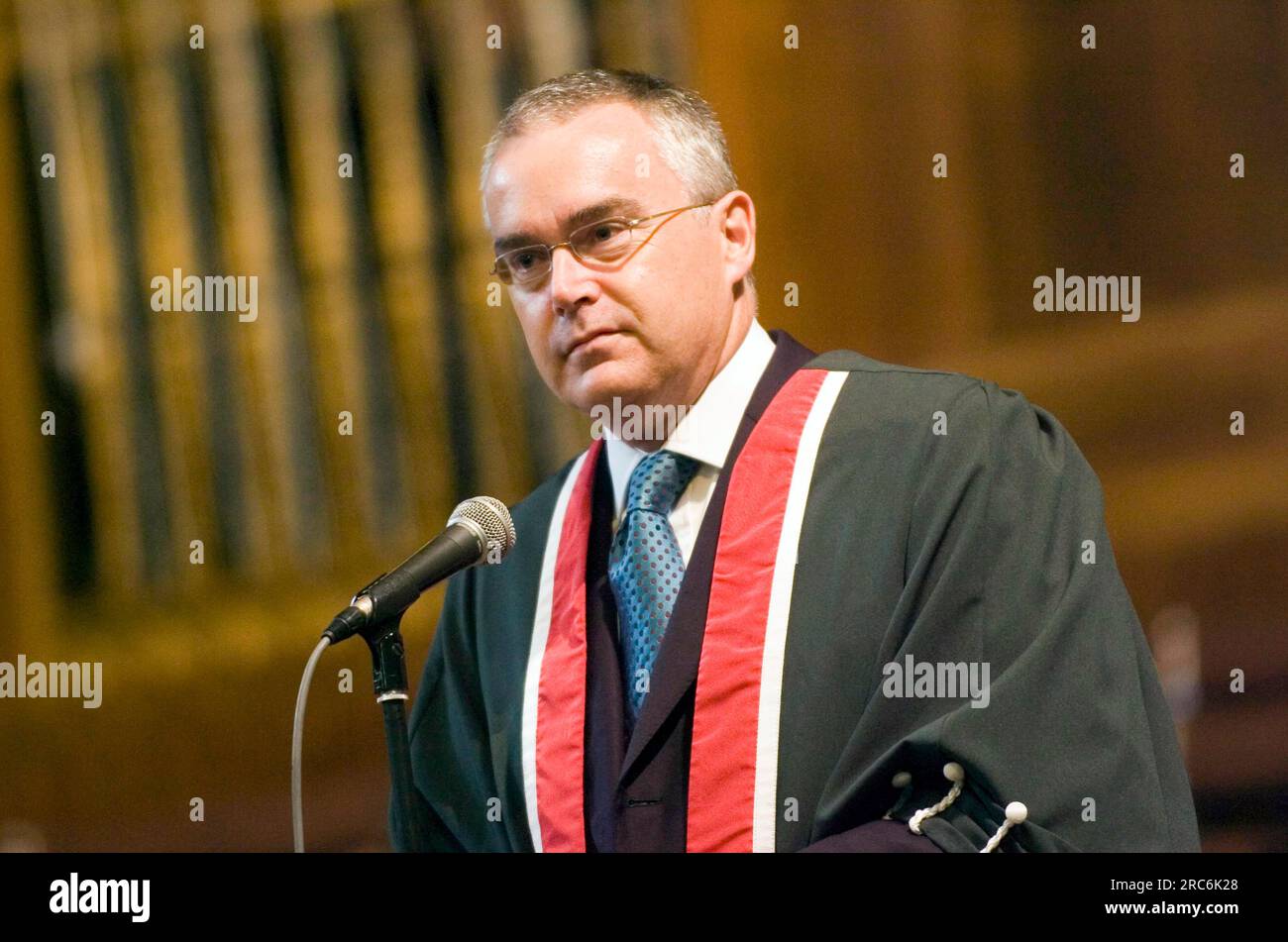 Der BBC-Newsreader Huw Edwards erhält heute während der jährlichen Abschlussfeier in der Brangwyn Hall in Swansea sein Ehrenstipendium für Journalistendienste. Stockfoto