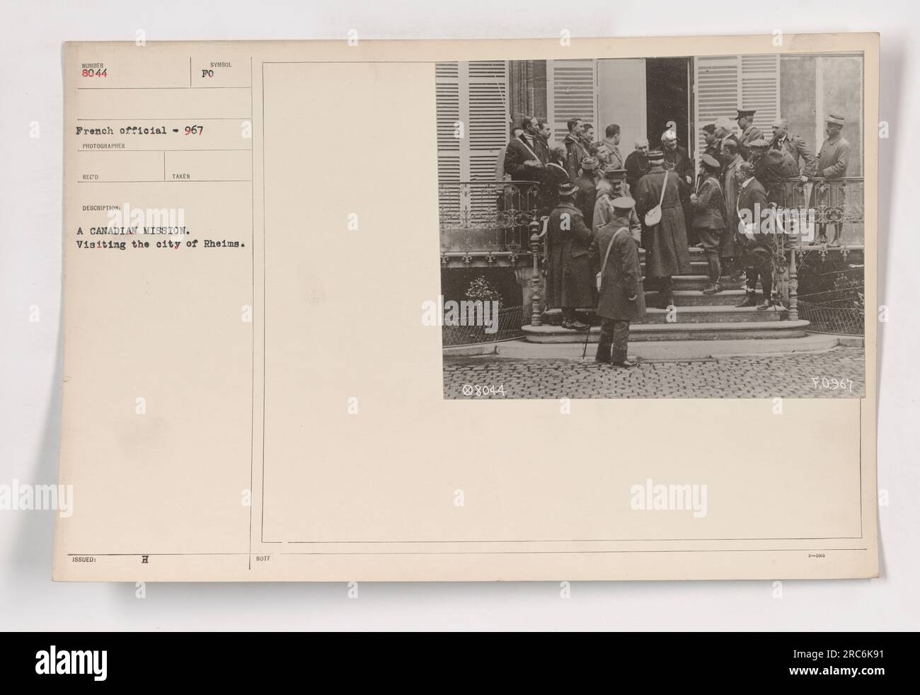 Kanadische Militärs auf einem Besuch der Stadt Reims während des Ersten Weltkriegs. Das Foto zeigt eine Gruppe uniformierter Individuen, vermutlich Mitglieder der kanadischen Mission, die die Stadt erkunden. Reims war ein bedeutender Ort während des Krieges, einschließlich der berühmten Kathedrale, die schwer beschädigt wurde. Stockfoto