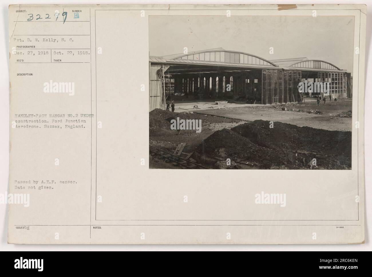 Pvt. D. W. Kelly, S.C., machte dieses Foto am 22. Oktober 1918 auf dem Ford Junction Aerodrome in Sussex, England. Die Abbildung zeigt den Baufortschritt von Handley-Page Hangar Nr. 2. Es wurde vom A.E.F.-Zensor überprüft und das genaue Datum des Fotos ist unbekannt. Stockfoto