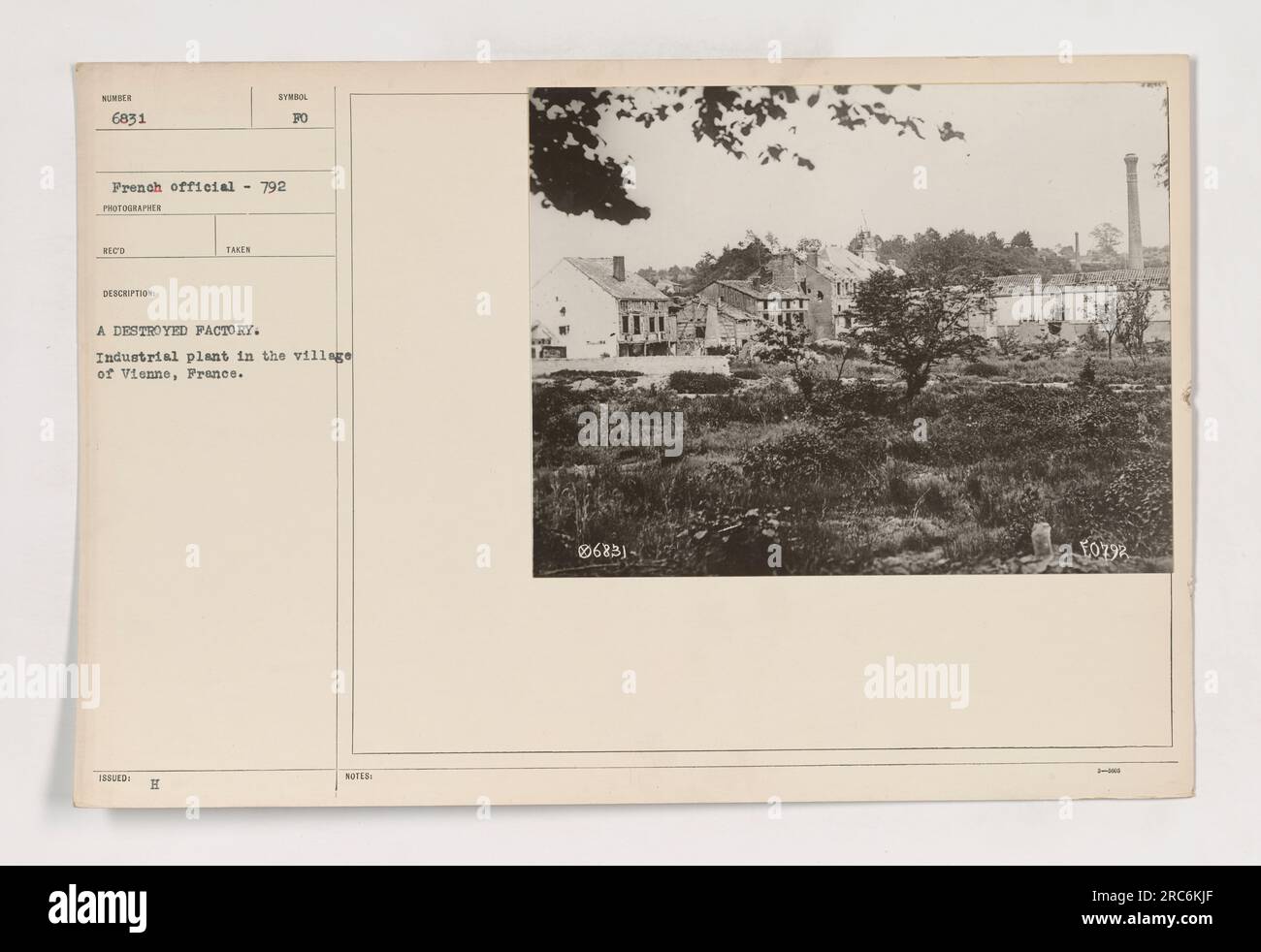 Das Bild zeigt eine zerstörte Fabrik im Dorf Vienne, Frankreich. Es wurde im Ersten Weltkrieg von einem offiziellen französischen Fotografen aufgenommen. Die Fabrik wurde schwer beschädigt, wahrscheinlich durch militärische Aktivitäten. Das Foto trägt die Bezeichnung 111-SC-6831 und ist Teil einer größeren Sammlung, die amerikanische Militäraktionen während des Krieges dokumentiert. Stockfoto