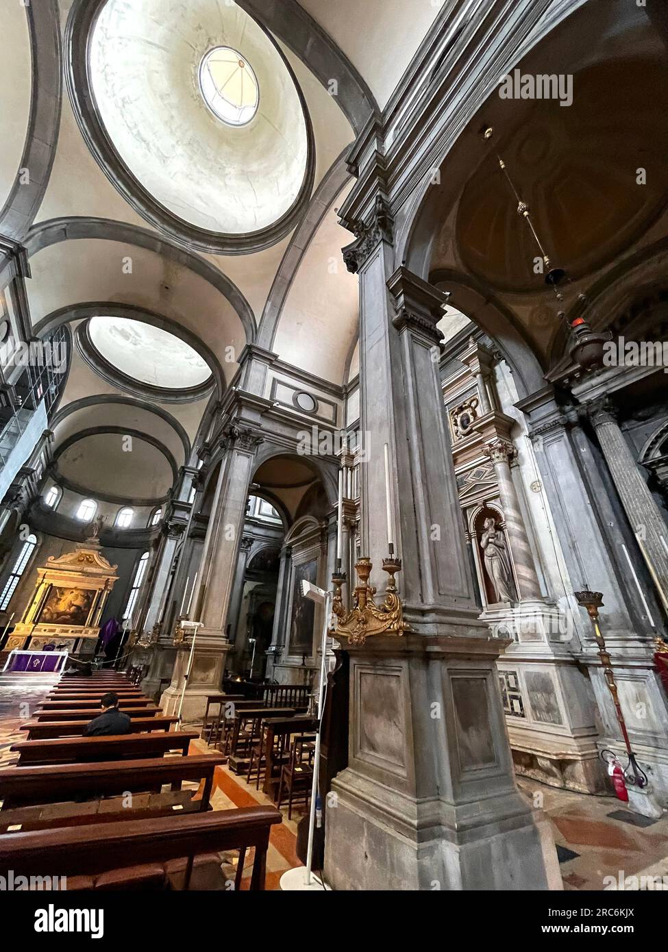 Venedig, Italien - 2. April 2022: Innenansicht von Chiesa di San Salvador vom Campo San Salvador in Venedig, Italien Stockfoto