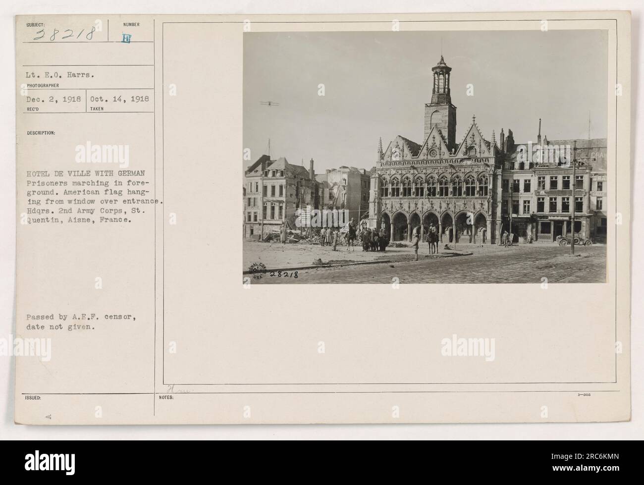 Amerikanische Soldaten marschieren deutsche Gefangene vor dem Hotel de Ville. Eine amerikanische Flagge hängt über dem Eingang. Lage: St. Quentin, Aisne, Frankreich. Datum: 14. Oktober 1918. Das Foto wurde von LT. E.O. Harris gemacht. Es ist Teil der Sammlung von Fotografien amerikanischer Militäraktivitäten während des Ersten Weltkriegs. Stockfoto