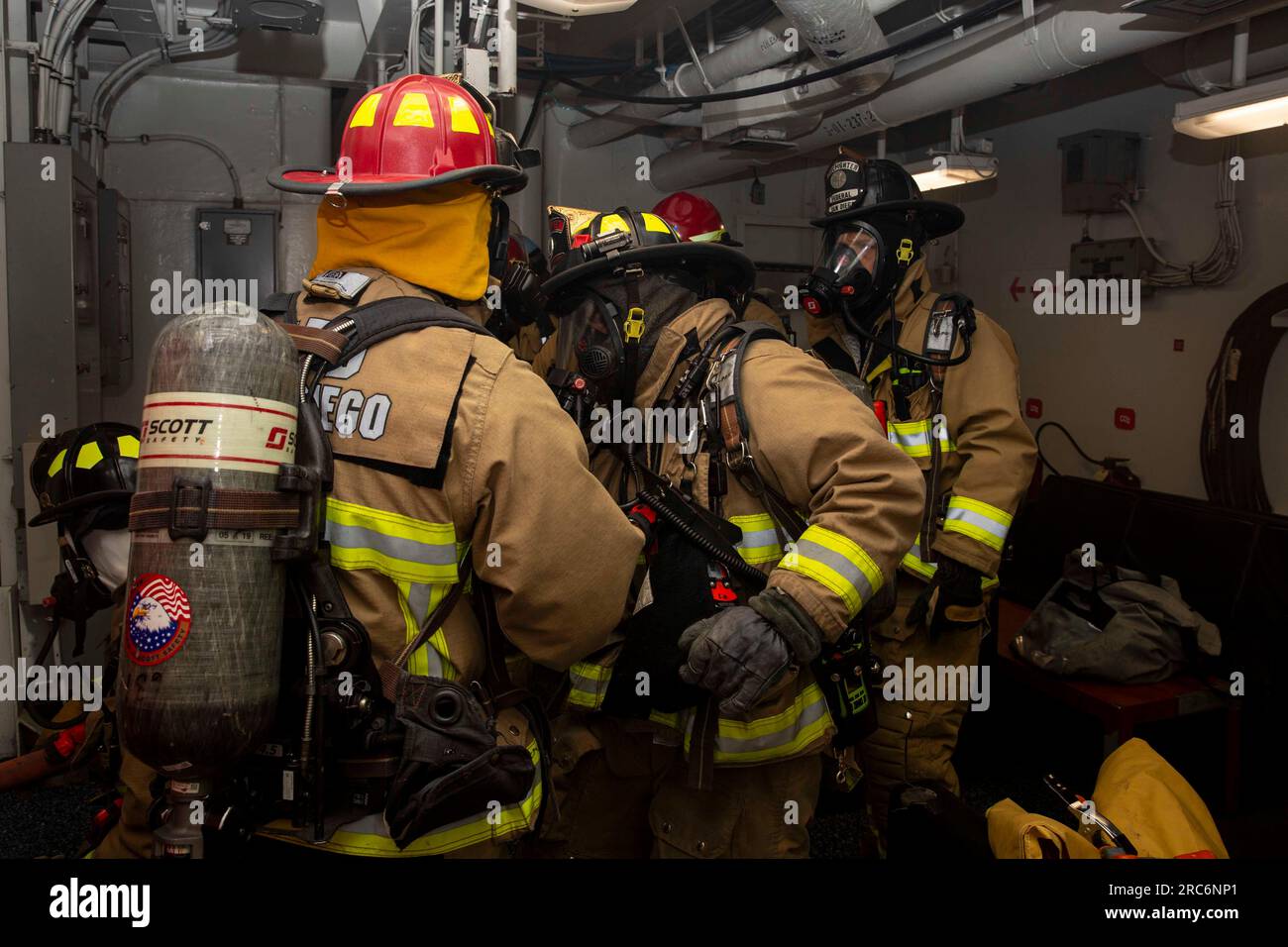 230707-N-MU675-1057 SAN DIEGO (7. Juli 2023) Seeleute, die dem Flugzeugträger der Nimitz-Klasse USS Abraham Lincoln (CVN 72) zugeteilt sind, arbeiten mit Mitgliedern der Bundesfeuerwehr San Diego zusammen, um einen simulierten Brand während einer Feuerübung zu bekämpfen. Die Übung, die im Industrial Ship Safety Manual for Fire Prevention (8010) vorgeschrieben ist, wurde entwickelt, um integrierte Teams von Seeleuten und Feuerwehrleuten zur Bekämpfung von Unfällen in Industrieumgebungen zu Schulen. Abraham Lincoln ist derzeit am Pierside an der Naval Air Station North Island festgemacht. (USA Marinefoto von Mass Communication Specialist 2. Class Han Puyu) Stockfoto