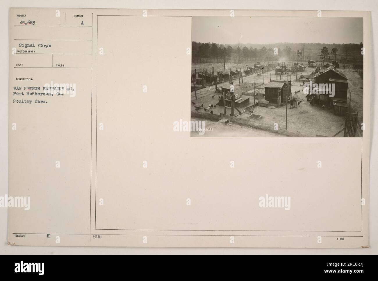 Das Bild zeigt eine Geflügelfarm in der war Prison Barracks #1 in Fort McPherson, Georgia während des 1. Weltkriegs. Der Betrieb scheint eine erhebliche Zahl von Geflügeltieren zu haben, was auf die Sommerzählung von 45.683 hindeutet. Das Foto wurde von einem Fotografen des Signalkorps aufgenommen und seine Beschreibung deutet darauf hin, dass es als Teil einer Kriegsdokumentation herausgegeben wurde. Stockfoto