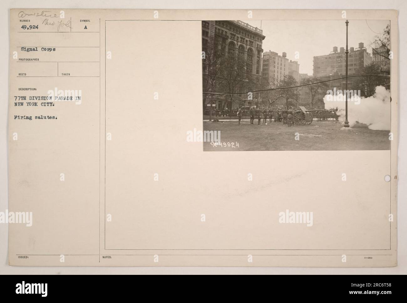 Die 77. Division Parade findet in New York City statt, wo salutiert wird, um den Waffenstillstand des Ersten Weltkriegs zu feiern. Das Foto wurde von einem Fotografen des Signalkorps aufgenommen und trägt den Titel „New York Fire Salutes“. Das Bild ist Teil einer Sammlung mit der Katalognummer 49.924 und wurde von der Abteilung herausgegeben. Aus den Notizen auf dem Bild geht hervor, dass das Foto die Nummer 3-3000 hat. Stockfoto