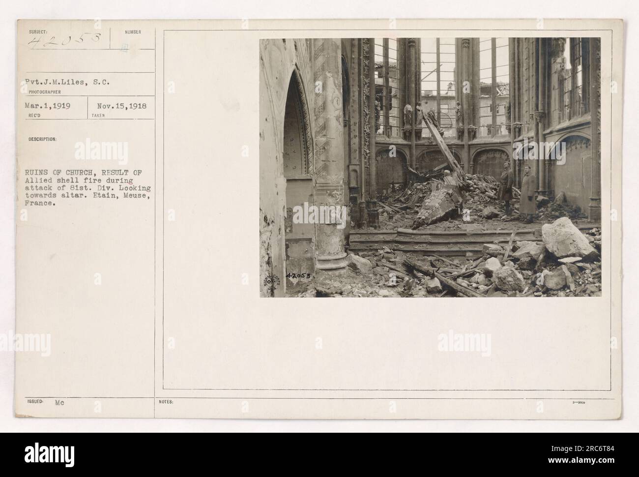 Gefreiter J.M. Liles, ein Mitglied des Signalkorps, wird in den Ruinen einer Kirche in Etain, Maas, Frankreich, fotografiert. Die Kirche wurde zerstört, als die Alliierten bei einem Angriff auf die 81. Division Feuer schossen. Das Foto wurde am 1. März 1919 aufgenommen und zeigt den Blick auf den Altar. Stockfoto
