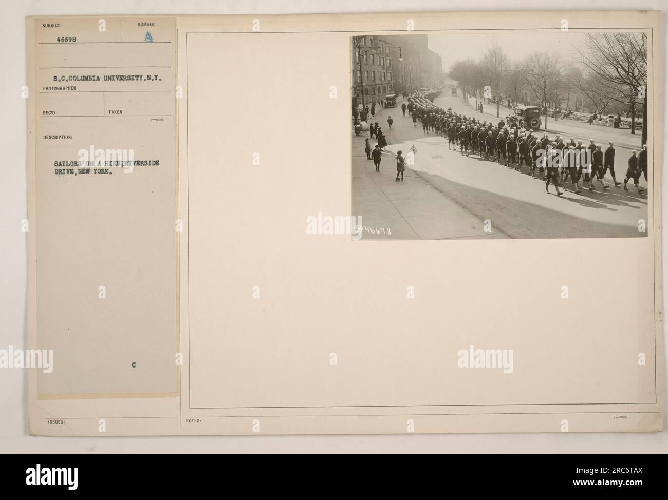 Matrosen von der S.C. Columbia University, New York, auf einer Wanderung entlang des Riverside Drive. Dieses Foto zeigt eine Gruppe von Matrosen, die von einem Reiseleiter geführt werden, wahrscheinlich Humber. Die Matrosen gehen zusammen spazieren, wobei die New Yorker Gebäude im Hintergrund sichtbar sind. Stockfoto