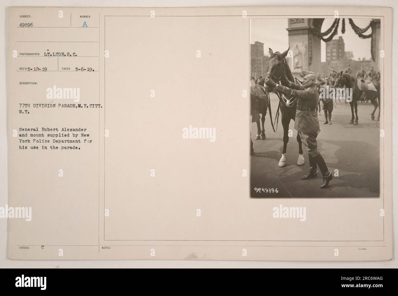 General Robert Alexander auf dem Pferderücken, bereitgestellt vom New York Police Department zur Verwendung bei der 77. Division Parade in New York City. Dieses Foto wurde von LT. Lyon am 6. Mai 1919 aufgenommen. Stockfoto