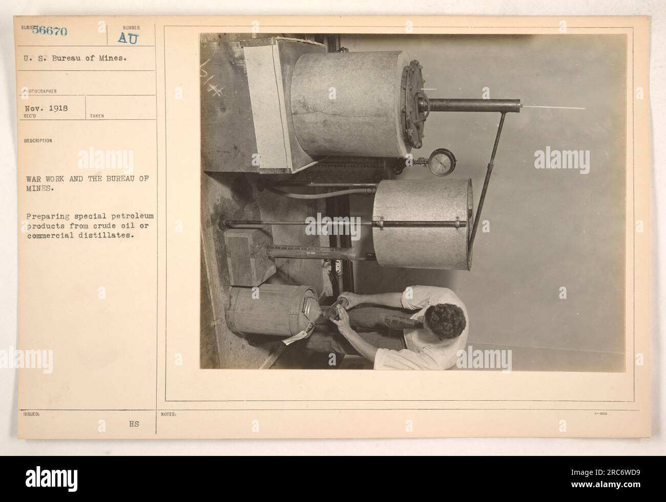 Mitarbeiter in den USA Das Bureau of Mines bereitet im Ersten Weltkrieg spezielle Erdölprodukte aus Rohöl oder kommerziellen Destillaten als Teil ihrer Kriegsarbeit zu. Dieses Foto wurde im November 1918 aufgenommen und zeigt die bedeutende Rolle des Präsidiums bei der Unterstützung der militärischen Bemühungen. Stockfoto