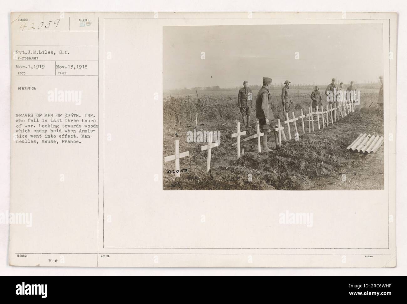Gefreiter J.M. Liles vom Signalkorps hat dieses Foto am 1. März 1919 gemacht. Es zeigt die Gräber von Soldaten der 324. Infanterie, die in den letzten drei Stunden des Krieges ihr Leben verloren haben. Das Bild zeigt die Wälder, in denen der Feind stationiert war, als der Waffenstillstand ausgerufen wurde. Der Standort ist Manheulles, Maas, Frankreich. Stockfoto
