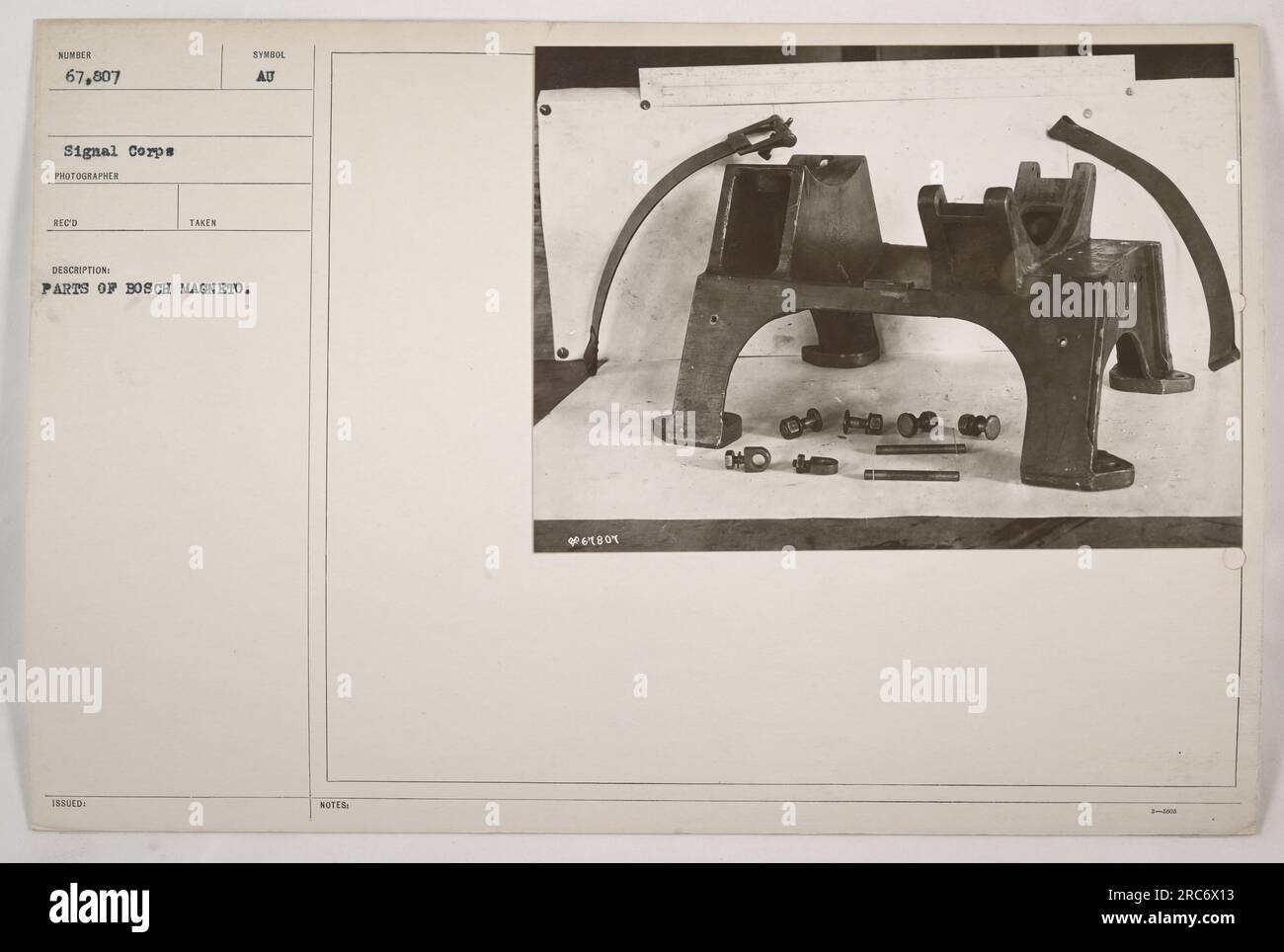 Das Bild zeigt Teile eines Bosch Magnetos, insbesondere das Modell SUMBER 67.807, das vom Fotografen RECO von Signal Corps aufgenommen wurde. Der Magneto scheint mit dem Symbol AU als 188UED gekennzeichnet zu sein, und es gibt Hinweise, die auf das PETBOT 3 verweisen. Stockfoto