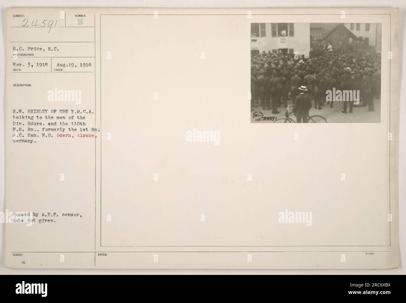 Y.M.C.A. Repräsentant R.W. Shirley spricht mit Soldaten vom Division Hauptquartier und dem 110. F.S. Bataillon (früher bekannt als das 1. Bataillon S.C. Kan. N.G.) in odern, Elsass, Deutschland. Das Foto wurde am 3. November 1918 vom Fotografen R.C. Price aufgenommen. Es ging am 19. August 1918 ein, aber das Datum, an dem es vom A.E.P. Zensor genehmigt wurde, ist unbekannt. Stockfoto