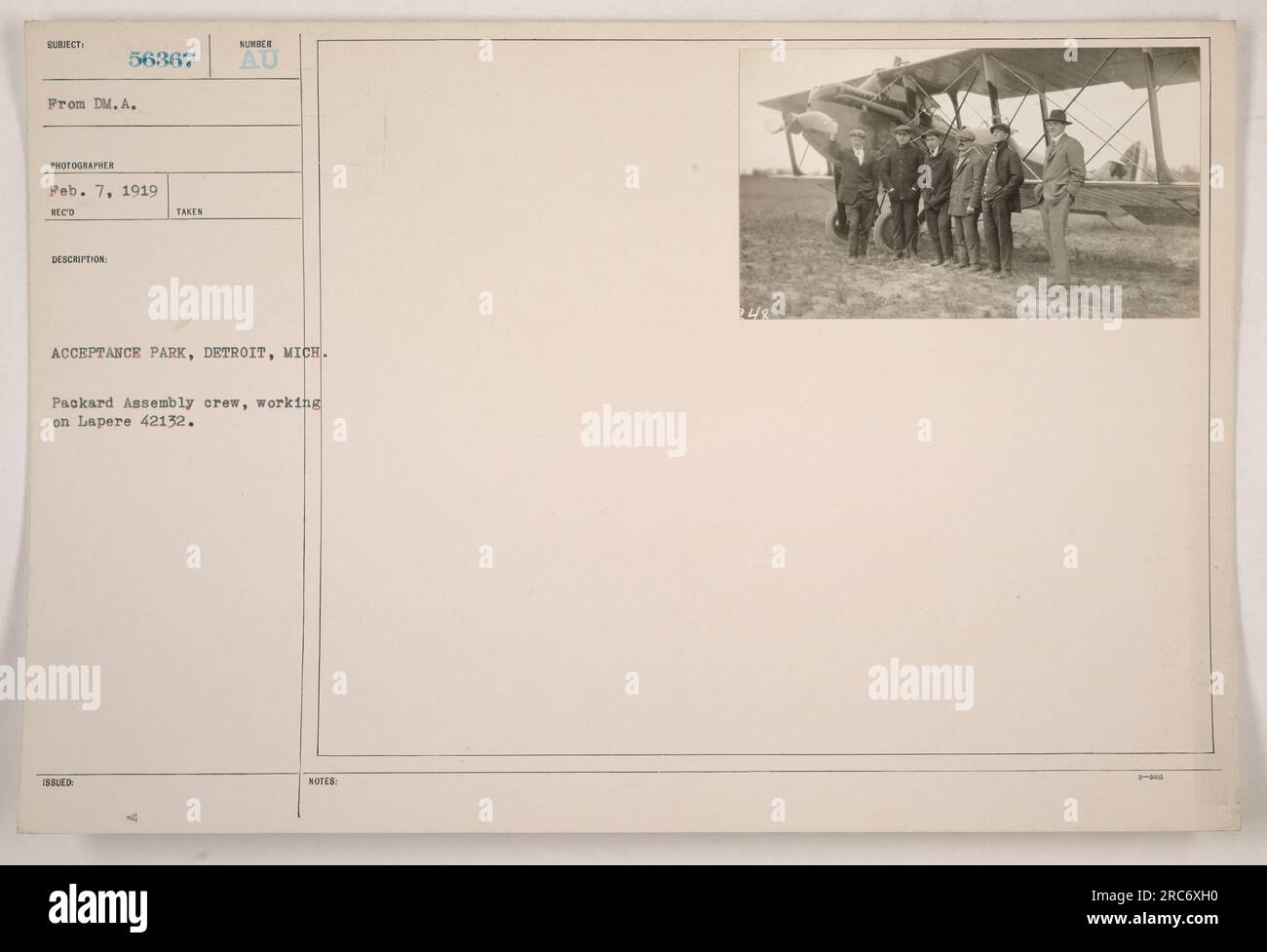 Mitglieder der Packard Assembly Crew in Detroit, Michigan, werden beim Arbeiten am Lapere 42132 Militärfahrzeug im Acceptance Park gesehen. Das Foto wurde am 7. Februar 1919 aufgenommen. Stockfoto