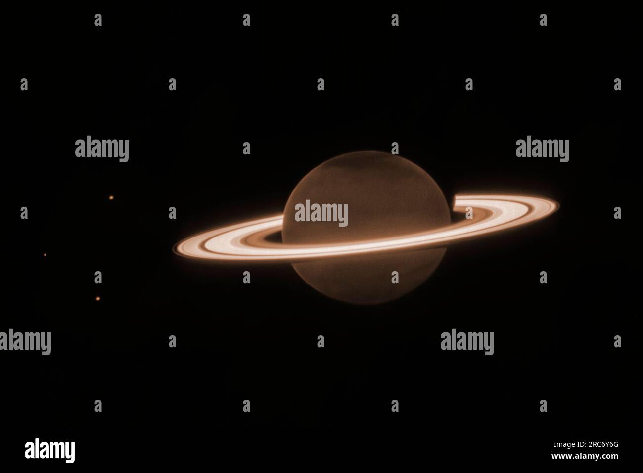 Am 25. Juni 2023 wandte sich das James Webb Space Telescope der NASA an die berühmte ringförmige Welt des Saturn, um erstmals den Planeten im Nahinfrarot zu beobachten. Saturn selbst erscheint bei dieser vom Teleskop beobachteten Infrarot-Wellenlänge extrem dunkel, da Methangas fast das gesamte Sonnenlicht absorbiert, das auf die Atmosphäre fällt. Die vereisten Ringe bleiben jedoch relativ hell, was zu einem ungewöhnlichen Aussehen von Saturn im Webb-Bild führt. Dieses neue Bild des Saturn zeigt deutlich Details innerhalb des Ringsystems des Planeten, zusammen mit mehreren Monden des Planeten - Dione, Enceladus und Tethys. NASA/UPI Stockfoto